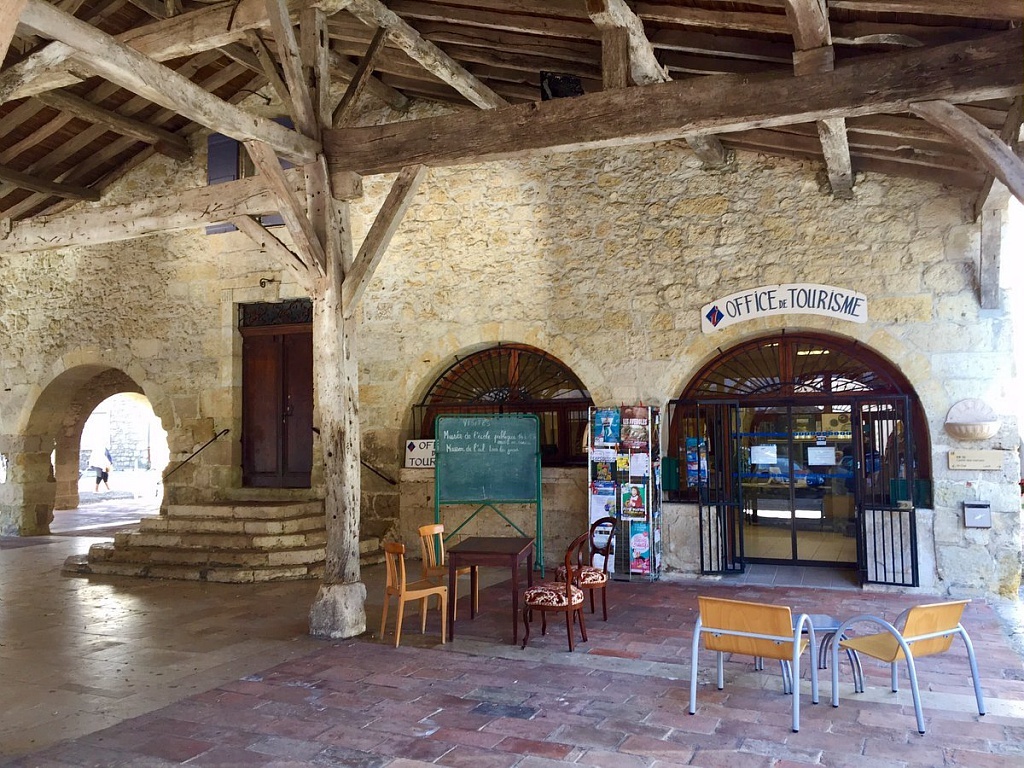 Le bureau d’information touristique de Saint-Clar, sous la halle